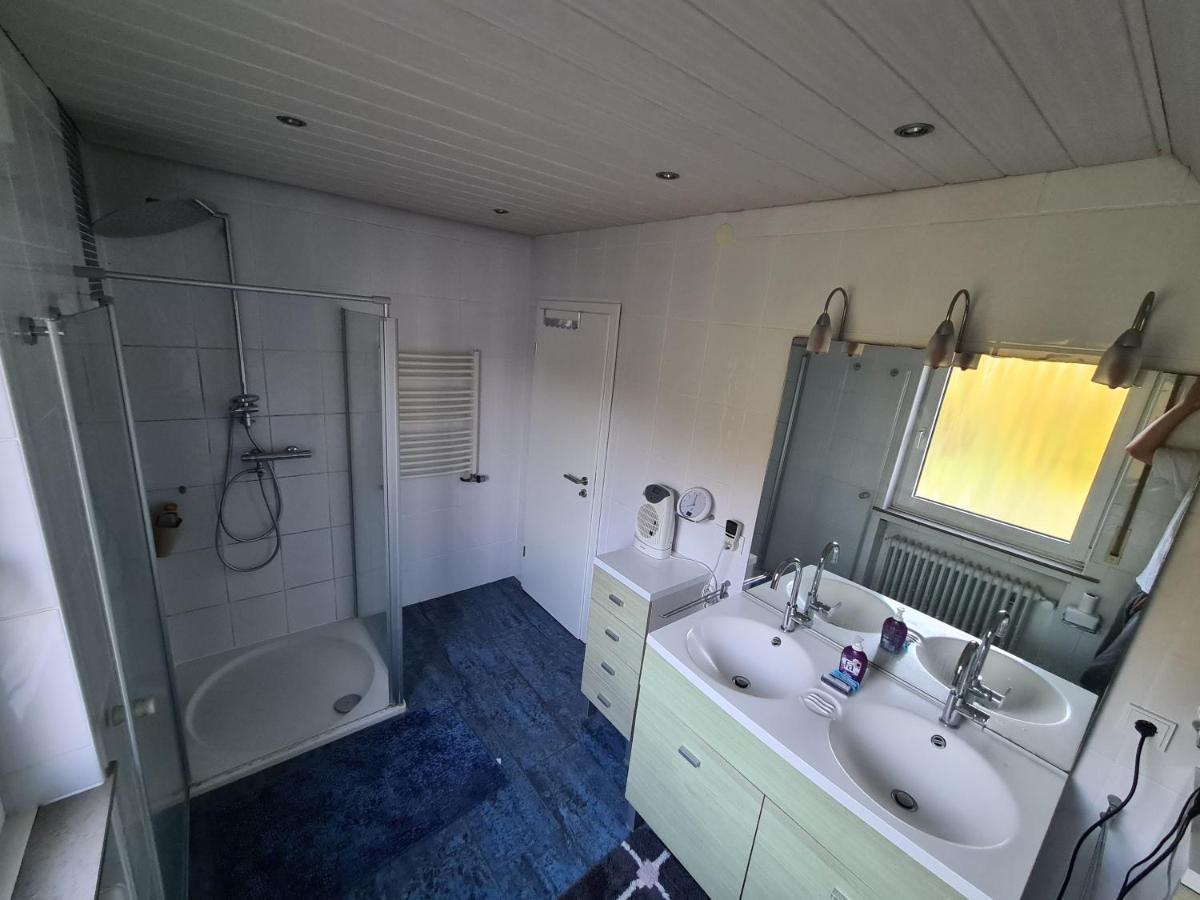 Geraeumiges Ferienhaus In Bad Salzuflen Mit Einfacher Ausstattung, Fuer Geschaeftsreisende, Gruppen Oder Familien Geeignet, 4 Schlafzimmer Dış mekan fotoğraf